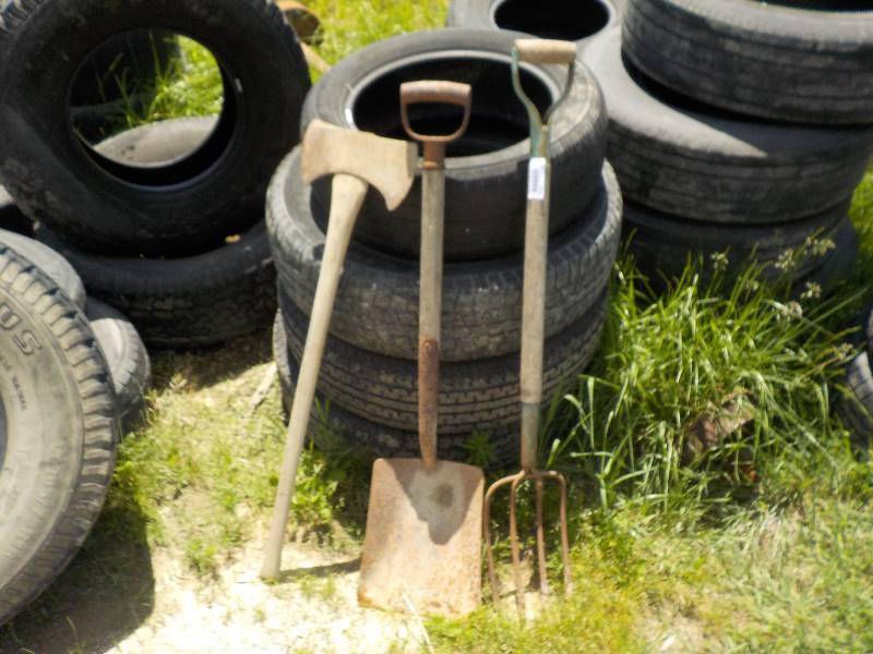lot 4758 image: pitch fork, shovel and AXE