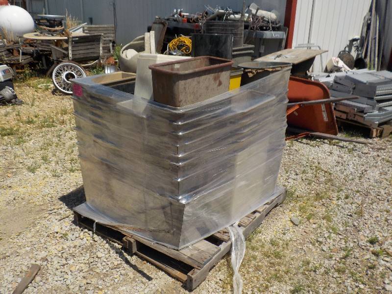 lot 4760 image: pallet of metal and plastic trash cans