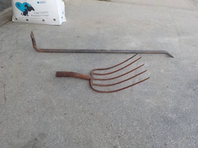 lot 4779 image: large pry bar and fork head