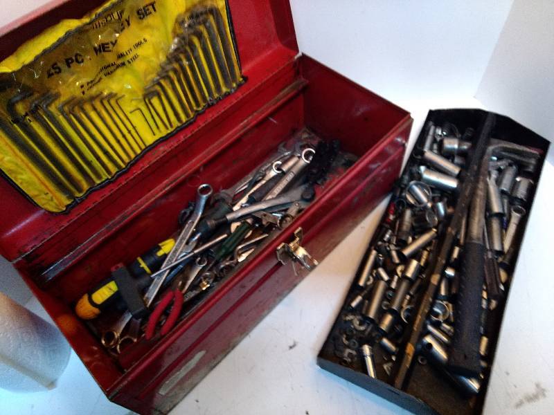 lot 673 image: Toolbox with Assortment of tools