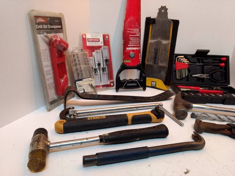 lot 675 image: Bucket of Miscellaneous tools