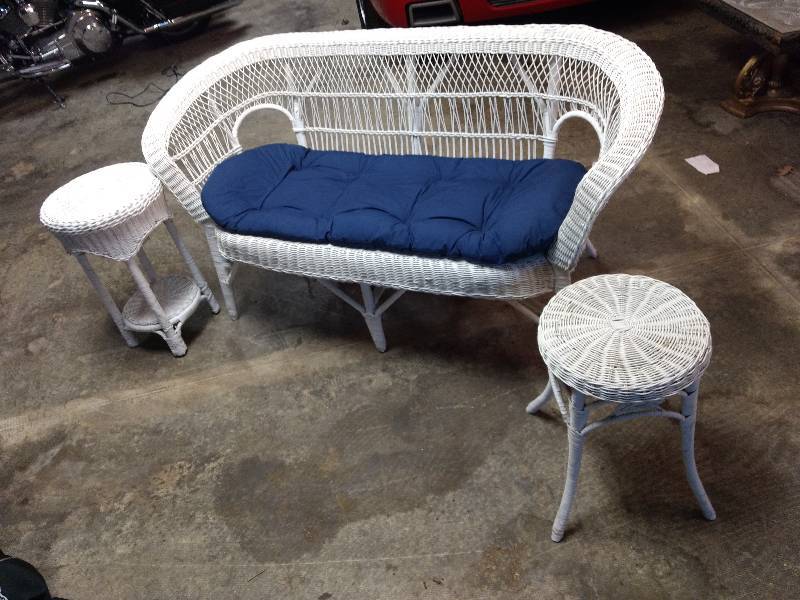lot 680 image: Outdoor furniture