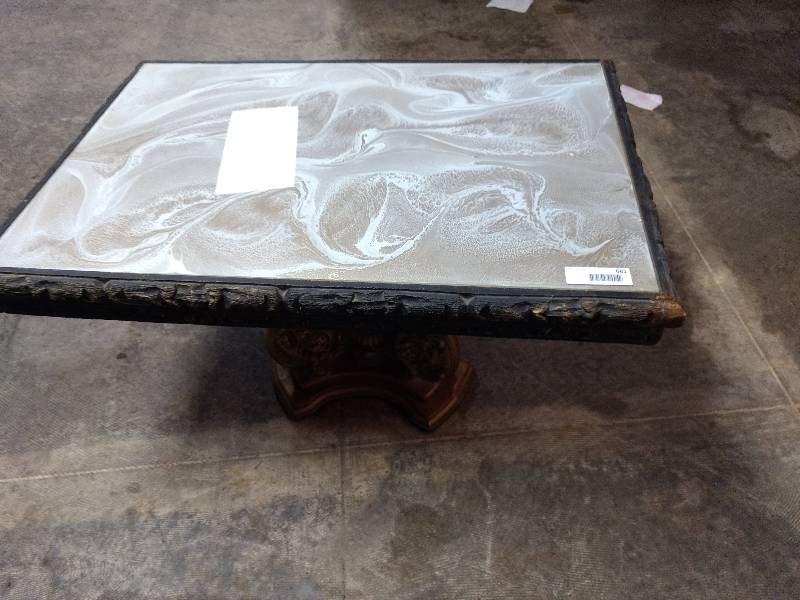 lot 681 image: Small Table