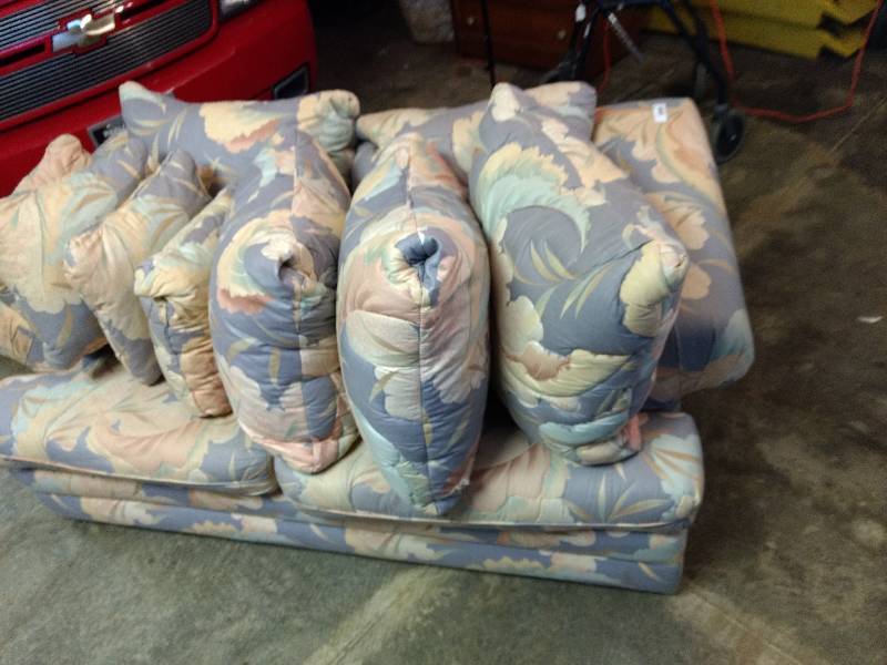 lot 683 image: Flower couch with pillows