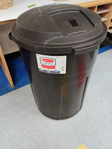 lot 1259 image: Rubbermaid 32 Gallon trash can with lid