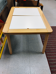 lot 921 image: Toddler sensory table. 19 x 33 x 23
