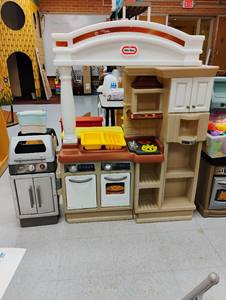 lot 927 image: Little Tikes outdoor kitchen 52 x 49 x 13 in