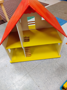lot 929 image: Childs dollhouse with accessories. 23 x 24 x 14