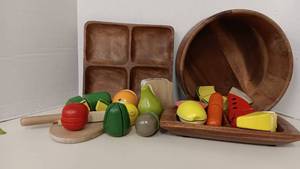lot 1011 image: Wood Vegetable & Fruit Chopping Set