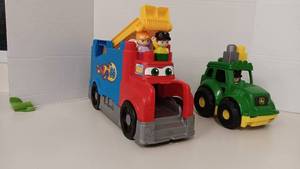 lot 1044 image: Mega Block Fire Truck & Tractor
