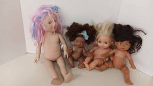 lot 1051 image: 4 Baby Dolls