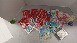 lot 1061 image: Scissors & Glue Gun wGlue