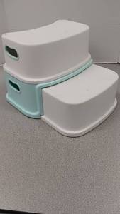 lot 1107 image: Skyroko Step Stool