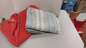 lot 1213 image: 2 Throw Blankets