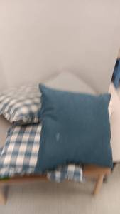 lot 1229 image: 4 Throw Pillows