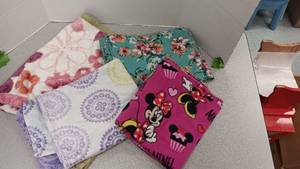 lot 1232 image: 4 Childrens Throw Blankets