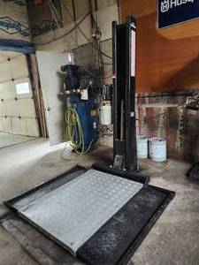lot 10961 image: Hydraulic Lift 2000 lb Capacity Model 8G2K 110V&nbsp