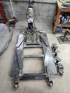 lot 10967 image: GHS Hydraulic 6000 lb Lift with Power Unit