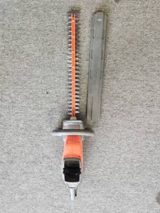 lot 19817 image: Husqvarna 115iHD55 Cordless Hedge Trimmer