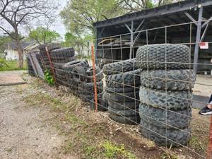 lot 21841 image: 50ft of Metal Fencing and 7 Poles
