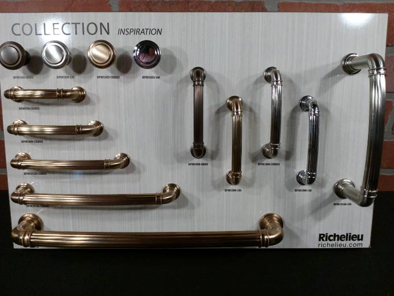 lot 32 image: Richelieu Cabinet Handle DisplaySamples