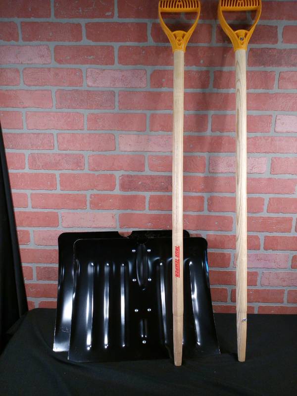 lot 44 image: Ames 1640700 Steel Snow Shovels