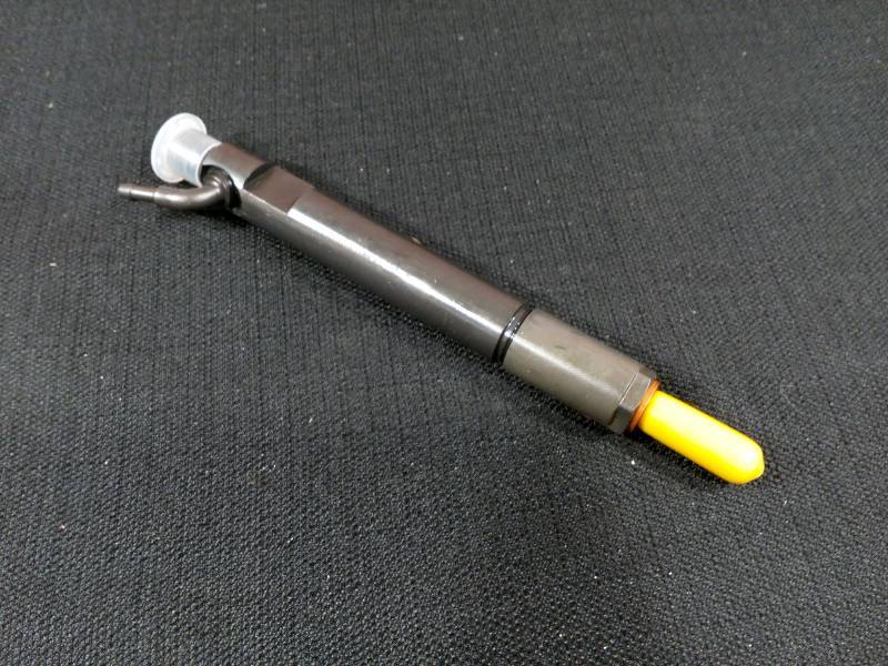 lot 137 image: Deutiz M4271760 Fuel Injector