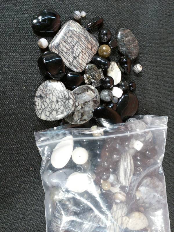lot 146 image: Jewel School JLW9022 Glass Bead Assortment