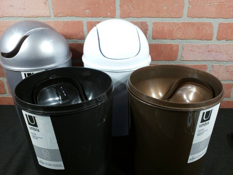 lot 208 image: Umbra Mini Waste Cans w Swing Lids