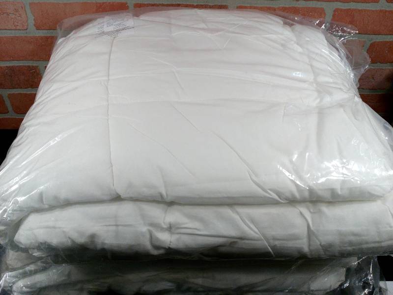lot 218 image: Light Duvet Blankets 100% Cotton w Polyfil