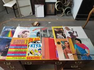lot 12264 image: Lot of Albums