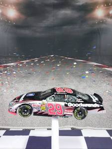 lot 37278 image: 2004 Action 29 Kevin Harvick Gm Goodwrench Nextel Inaugural Season 124 Hot