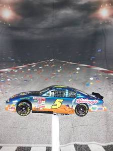 lot 37307 image: Terry Labonte #5 Kelloggs  Looney Tunes 2001 Monte Carlo Total Production of 19,944 ARC 1of 15,936 Mac Tools 1 of 3,000 QVC 1 of 1,008 pn 101736