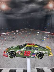 lot 37338 image: Bobby Labonte 2004 18 Mbna  D-day 60th Anniversary 124 Gm Dealers
