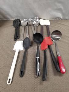 lot 12533 image: LOT OF RANDOM KITCHEN UTENSILS