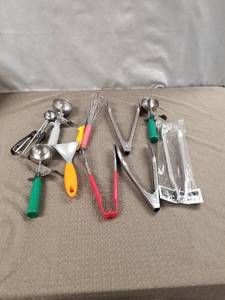 lot 12534 image: LOT OF RANDOM KITCHEN UTENSILS