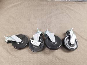 lot 12543 image: Set of 4 swivel casters