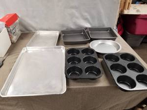 lot 12605 image: LOT OF RANDOM BAKING PANS