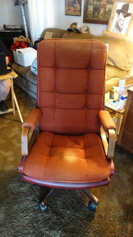 lot 1690 image: Desk chair on wheels.