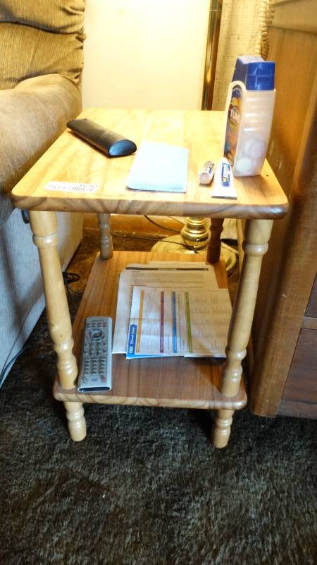 lot 1692 image: Side table and lamp.