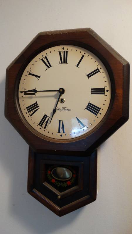 lot 1703 image: Seth Thomas Wall clock and 3 decor plates and 2 pictures.