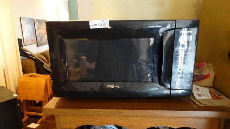 lot 1706 image: Panasonic Microwave.