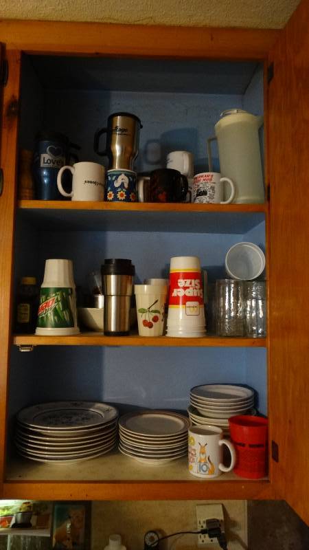 lot 1709 image: Contents of cabinet.