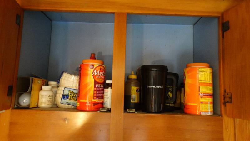 lot 1714 image: Contents of cabinet