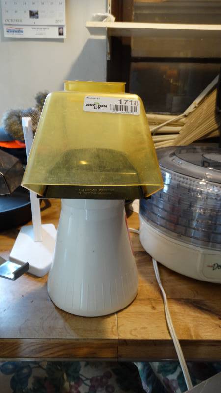 lot 1718 image: Juice machine and hot air popper.