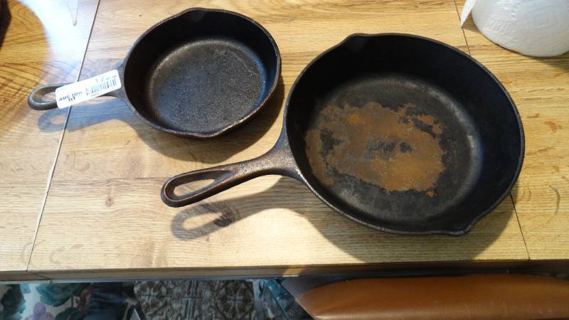 lot 1722 image: 2 Small cast iron skillet.
