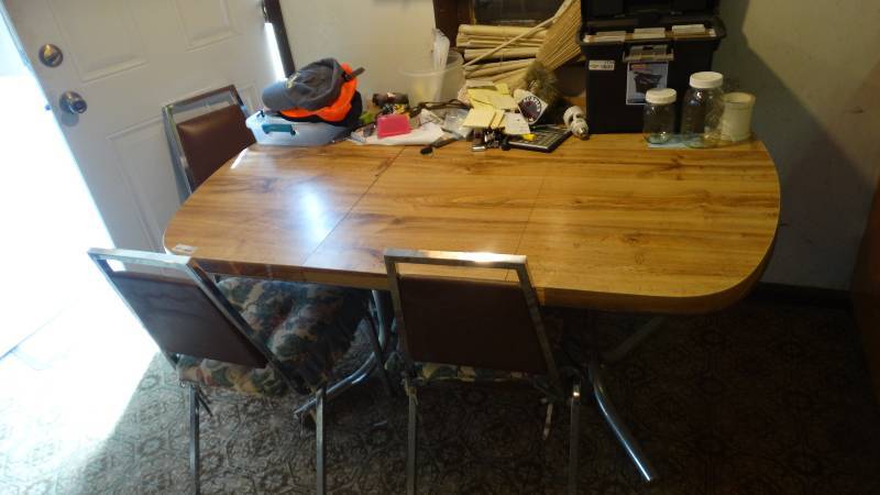 lot 1725 image: Table and 3 chairs.