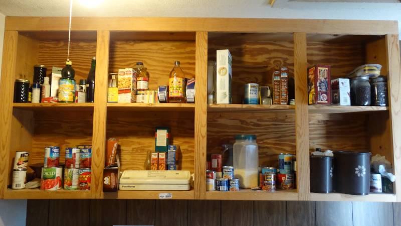 lot 1729 image: Contents in cabinet