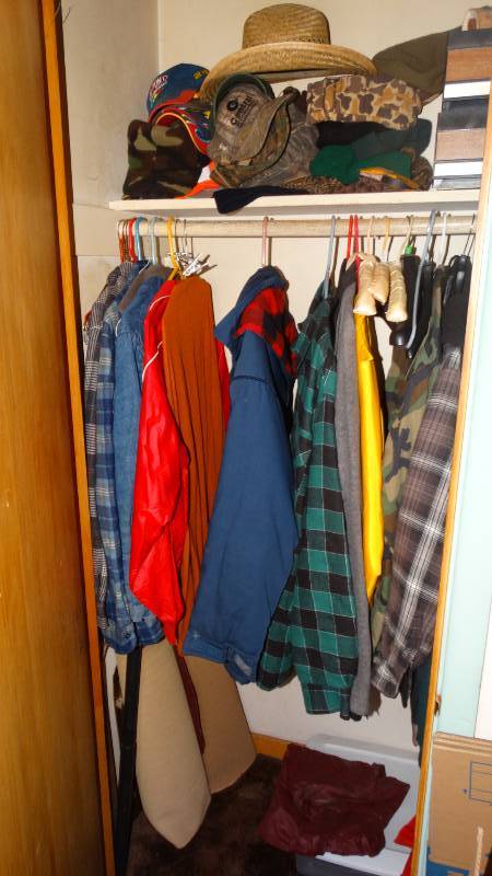 lot 1736 image: Contents of closet.