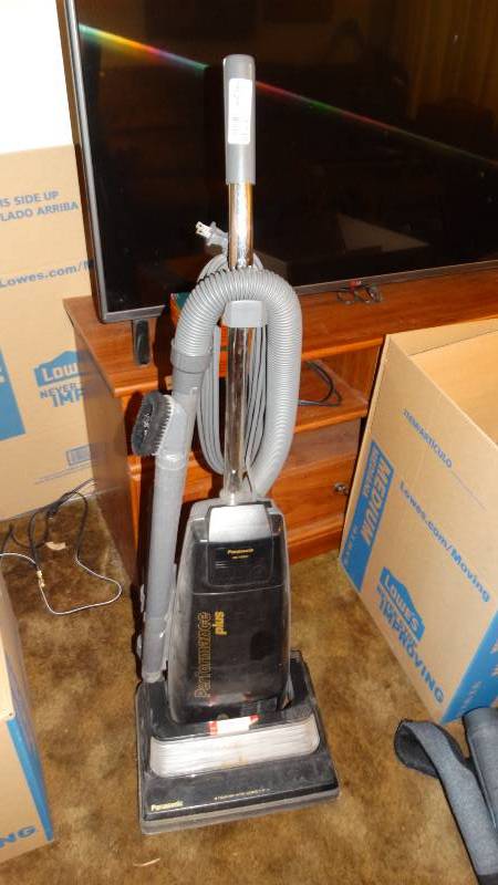 lot 1735 image: Panasonic vacuum cleaner.
